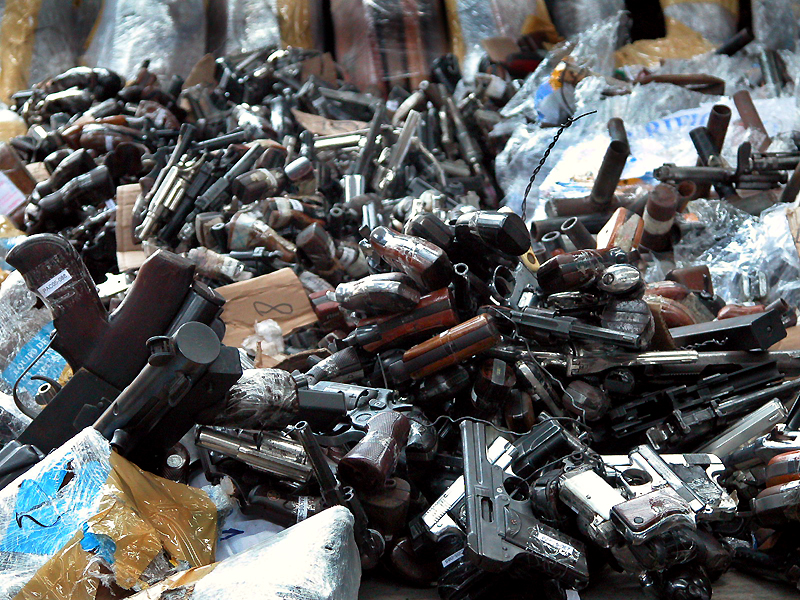 Un total de 4,667 armas que permanecen internadas en los almacenes de la Superintendencia Nacional de Control de Servicios de Seguridad, Armas, Municiones y Explosivos de Uso Civil (Sucamec), entidad adscrita al sector Interior, es por el delito de tenencia ilegal de armas de fuego.
Así lo informó el superintendente nacional de la Sucamec, Alberto Balladares Ramírez, quien señaló que las armas de fuego internadas por tenencia ilegal representan el 42% del total de armas que hay los almacenes.