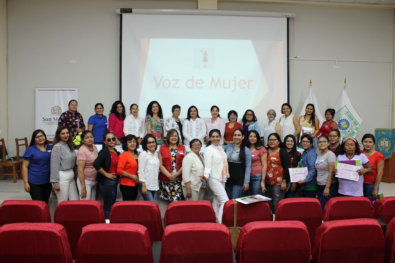 Foto grupal participantes en el I Encuentro Descentralizado de Mujeres Autoridades de la región, encabezado por la vicegobernadora regional.