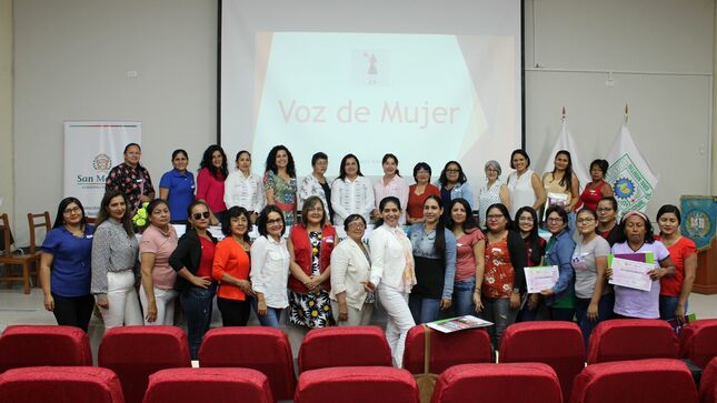 Foto grupal participantes en el I Encuentro Descentralizado de Mujeres Autoridades de la región, encabezado por la vicegobernadora regional.