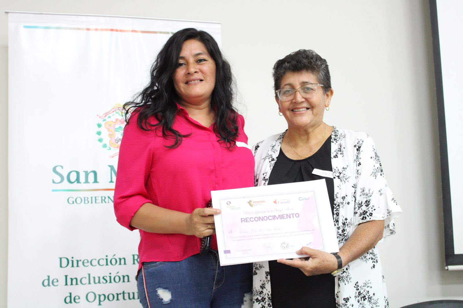 Entrega de reconocimientos a mujeres participantes.