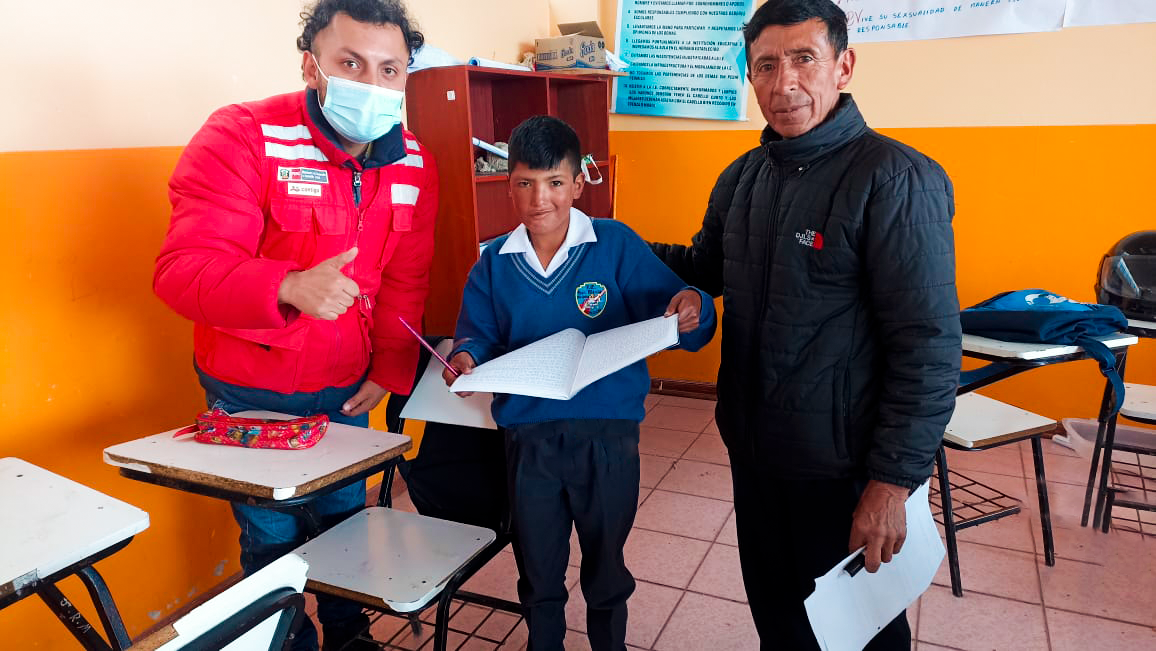 Niño usuario del programa contigo junto con un facilitador del programa contigo