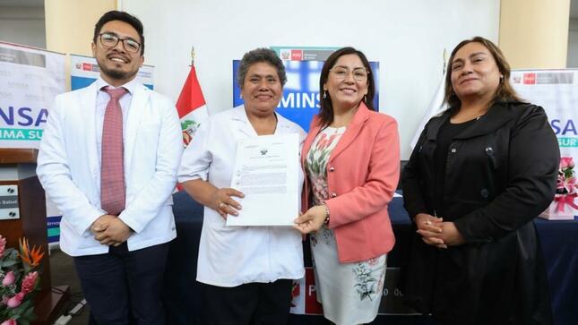 Ministra de Salud entrega resoluciones de nombramiento y de cambio de grupo ocupacional y de línea de carrera a personal de Diris Lima sur