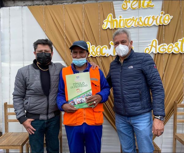 Vecinos de Asociación el Pesebre reciben títulos de propiedad