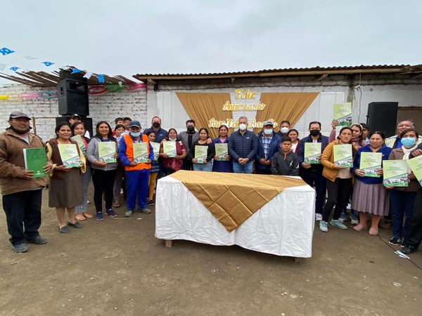 Vecinos de Asociación el Pesebre reciben títulos de propiedad