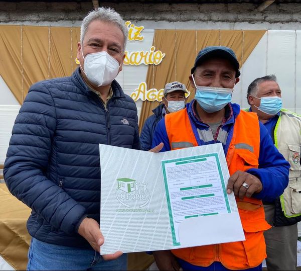 Vecinos de Asociación el Pesebre reciben títulos de propiedad