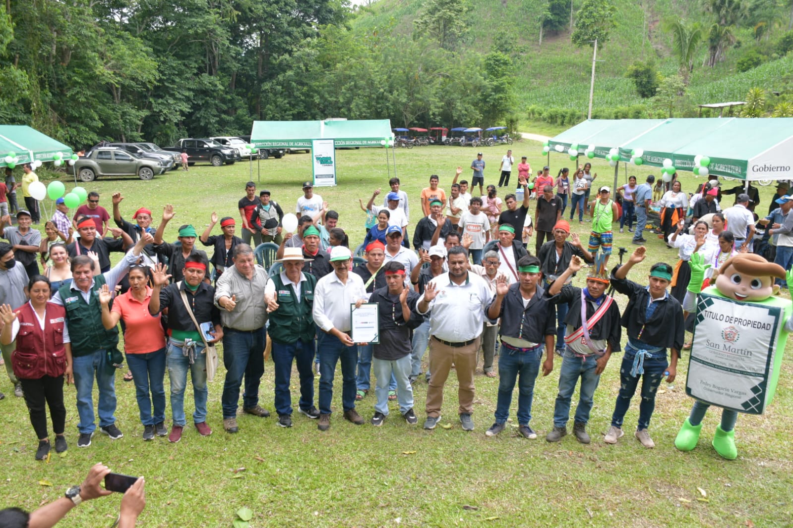 Gobernador regional entregó el título de propiedad a la comunidad nativa Ampi Sacha - Mishquiyacu