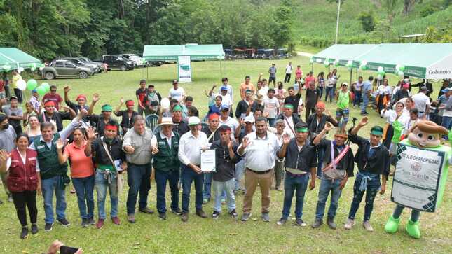 Gobernador regional entregó el título de propiedad a la comunidad nativa Ampi Sacha - Mishquiyacu