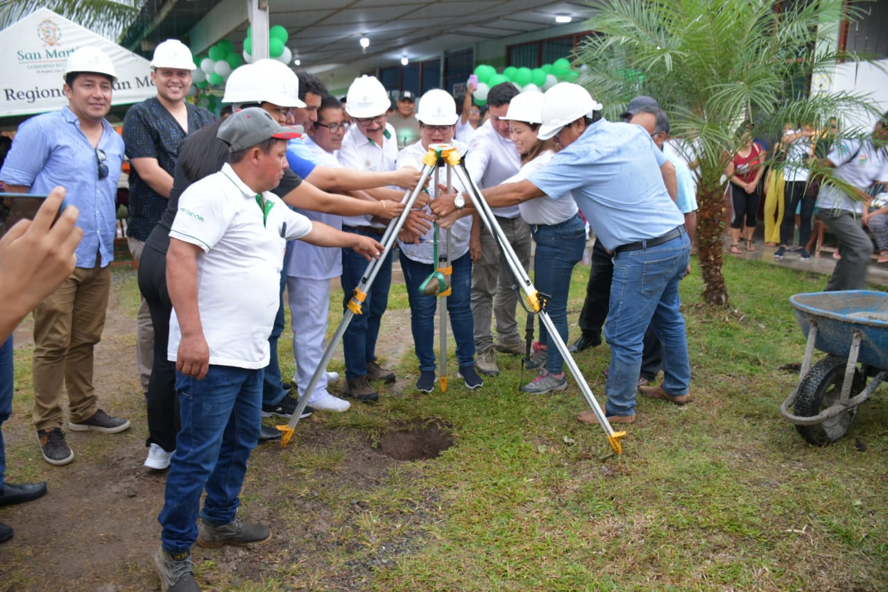 Colocación de la primera piedra de construcción de consultorio médico.