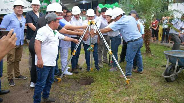 Colocación de la primera piedra de construcción de consultorio médico.