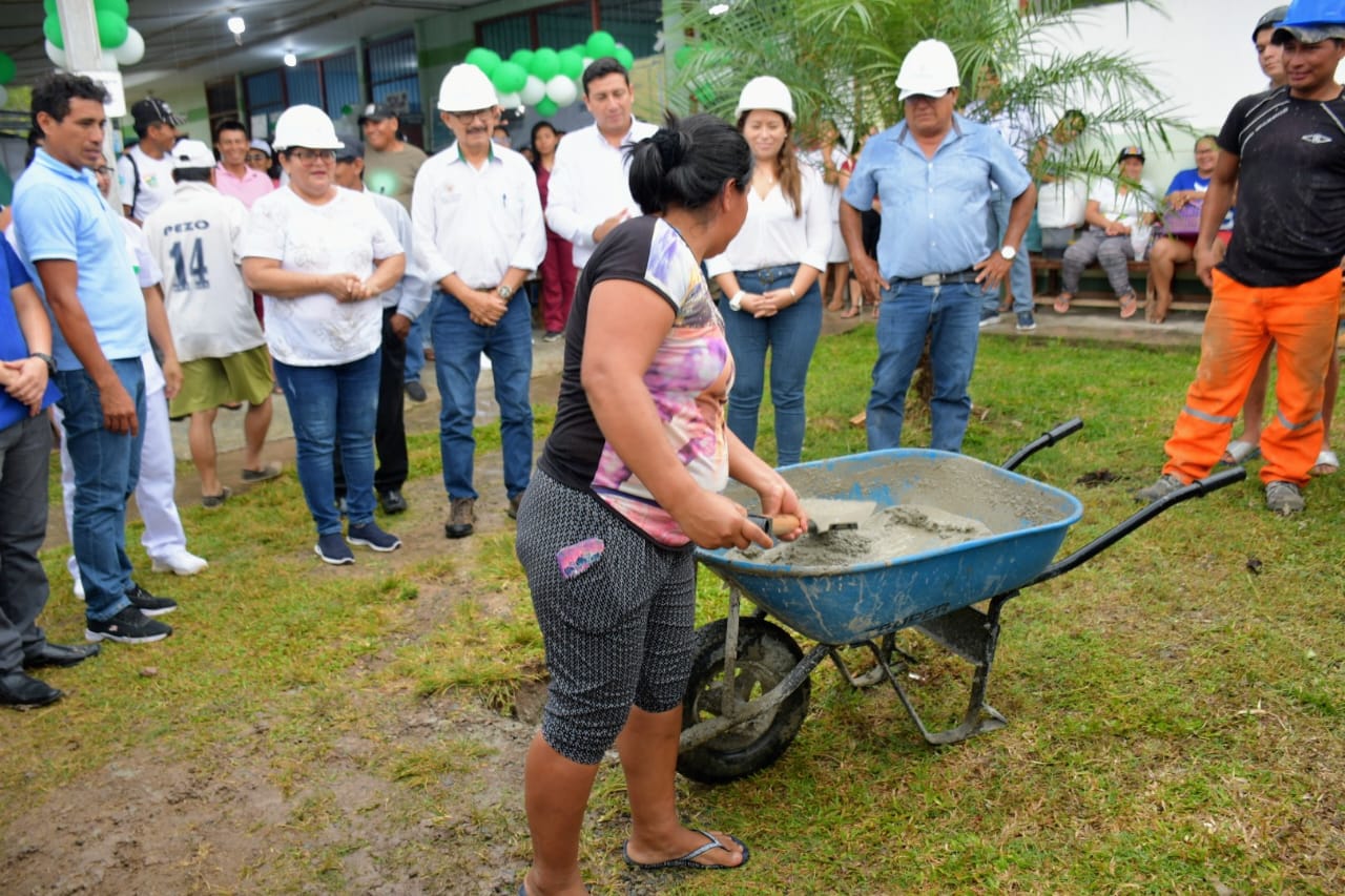 Colocación de la primera piedra de construcción de consultorio médico.