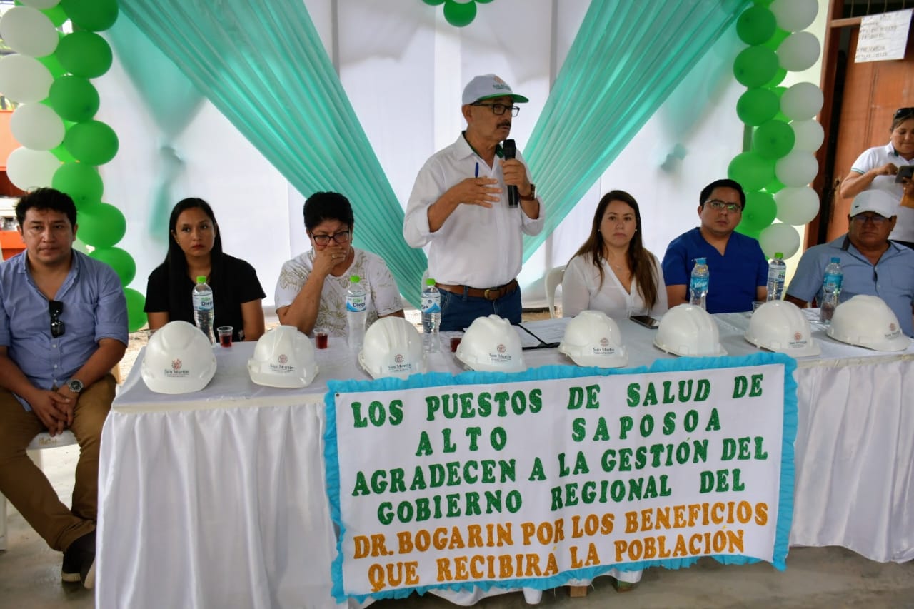 Colocación de la primera piedra de construcción de consultorio médico.
