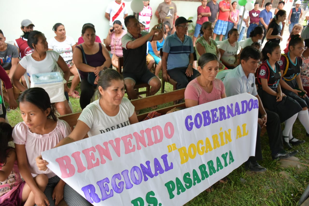 Colocación de la primera piedra de construcción de consultorio médico.