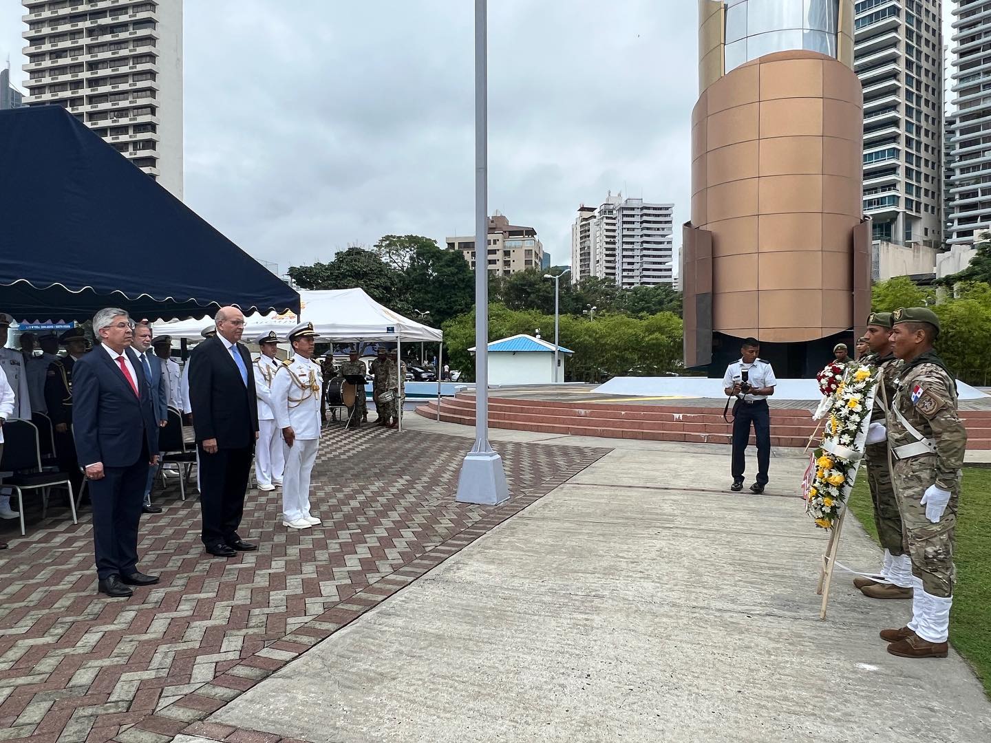 Embajador Mario López Chávarri, Ministro David Vergara y Agregado de Defensa a la Embajada del Perú en Panamá, Capitán de Navío Paul Gonzáles