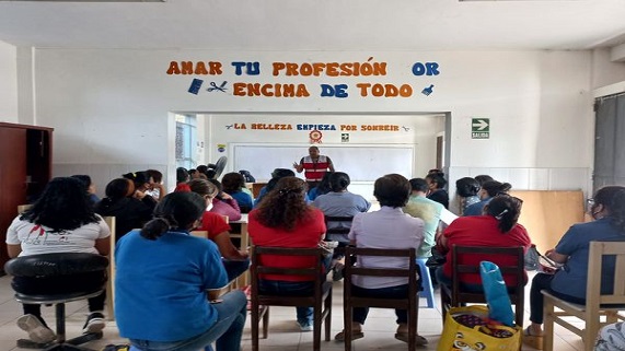 Foto en donde se evidencia la aplicación del Servicio ABE en el CETPRO Hemeregildo Vargas