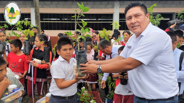 Director Ejecutivo entrega a alumno de la IE Puerto Piza planta ornamental 