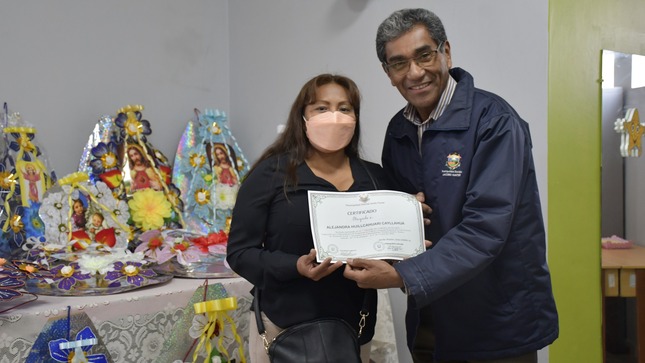 Apoyando el emprendimiento en nuestro distrito, hoy se realizó la Clausura de Tradicionales Coronas de Tela y Papel, que se estila adquirir por el Día de Todos los Santos; a través del Dpto. de Promoción de la MYPE se hizo entrega de los diplomas en reconocimiento al termino de haber cumplido satisfactoriamente el curso brindando por la Municipalidad a más de 50  vecinos de nuestro distrito. El material elaborado, es decir, las coranas estarán a la  venta el día 30 del presente y podrán adquirirlas en el Estadio Juan Velazco Alvarado.