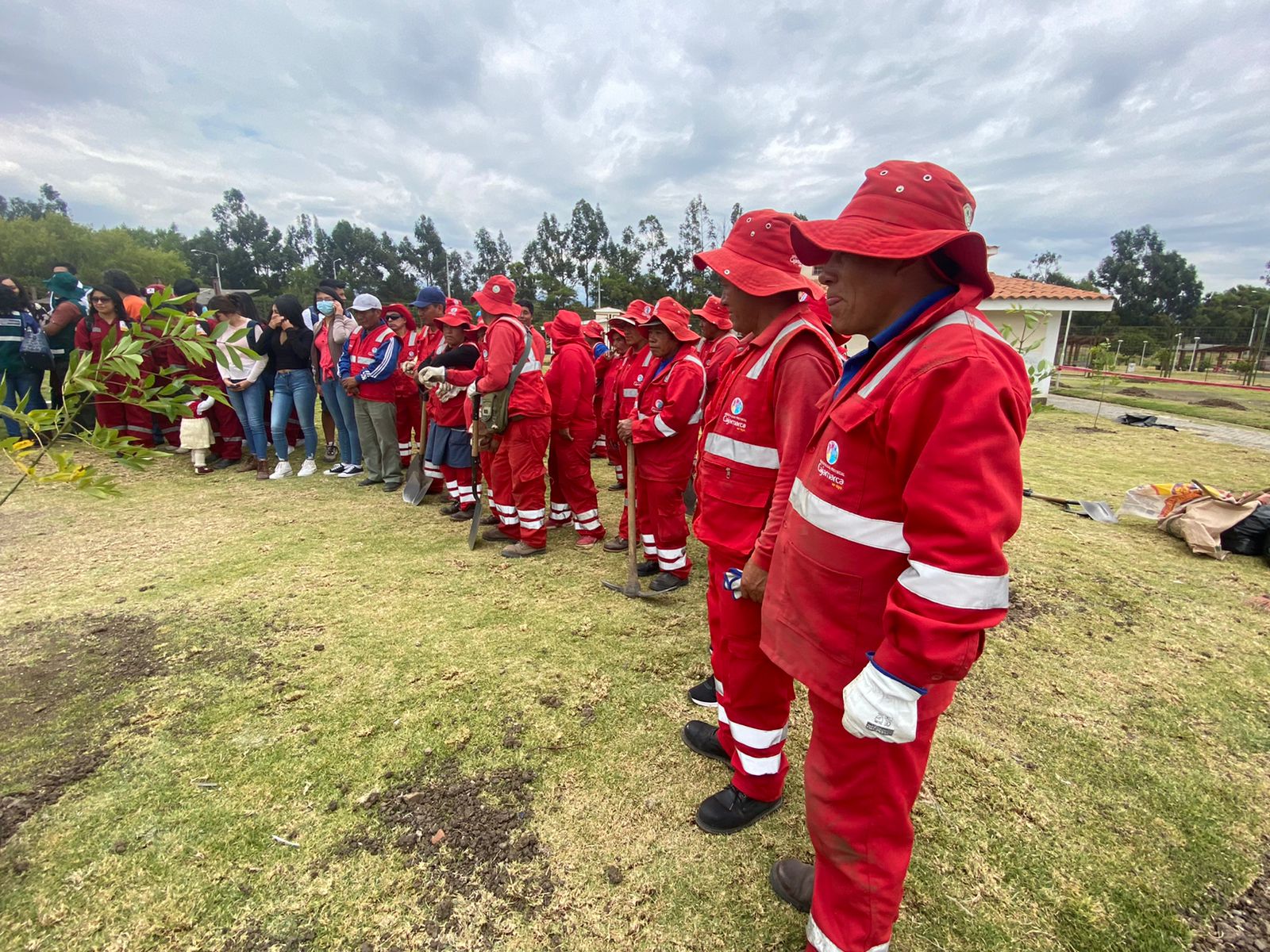 Más de 250 plantaciones de árboles de diferentes especies nativas de la región, son instaladas en el parque de la explanada del complejo Qha