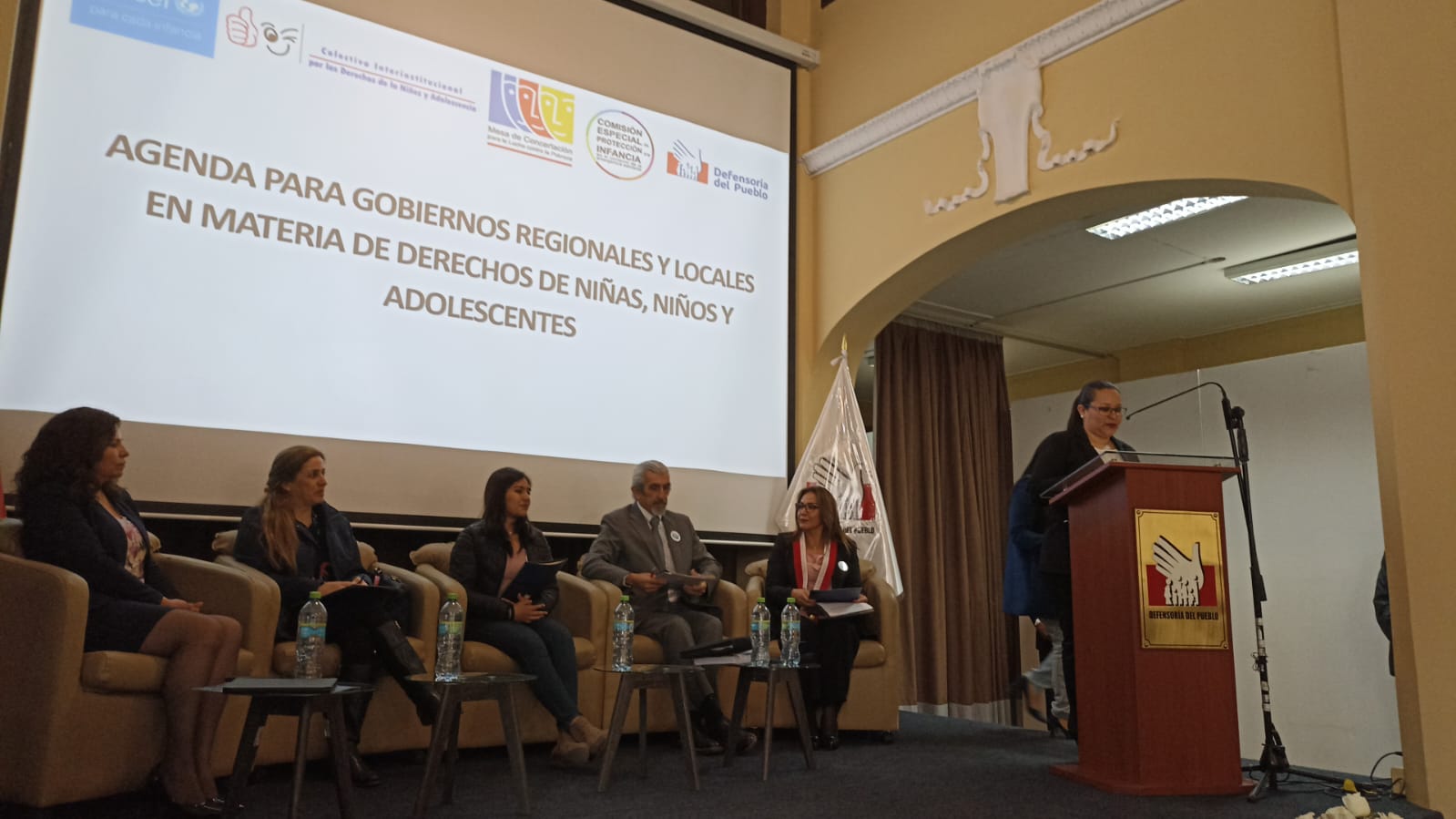 panel de personas exponiendo