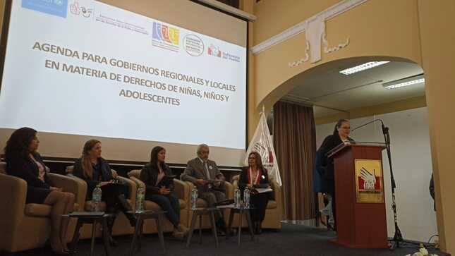 panel de personas exponiendo