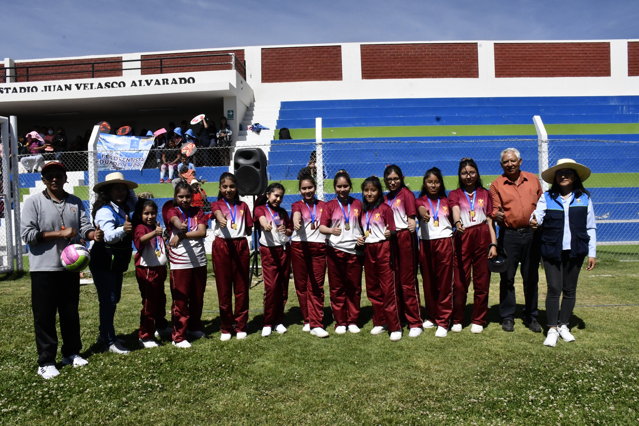 Con gran entusiasmo se clausur贸 el Campeonato Inter escolares - Hunter, organizado entre la Municipalidad y la UGEL Arequipa Sur, donde todos los deportistas participantes se dieron cita en el Estadio Juan Velazco Alvarado; se hizo entrega de medallas a todos los equipos ganadores en su categor铆a al igual que a los docentes que promueven la practica de estas disciplinas como lo son: v贸ley, futsal y futbol. Felicitamos a todos los alumnos de las instituciones educativas estatales y privadas que formaron parte de este campeonato.
