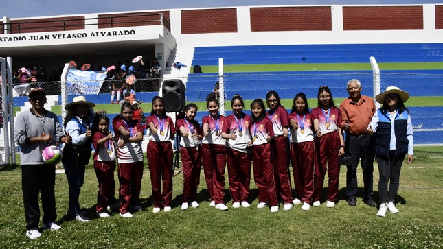 Con gran entusiasmo se clausuró el Campeonato Inter escolares - Hunter, organizado entre la Municipalidad y la UGEL Arequipa Sur,  donde todos los deportistas participantes se dieron cita en el Estadio Juan Velazco Alvarado; se hizo entrega de medallas a todos los equipos ganadores en su categoría al igual que a los docentes que promueven la practica de estas disciplinas como lo son: vóley, futsal y futbol.  Felicitamos a todos los alumnos  de las instituciones educativas estatales y privadas que formaron parte de este campeonato.