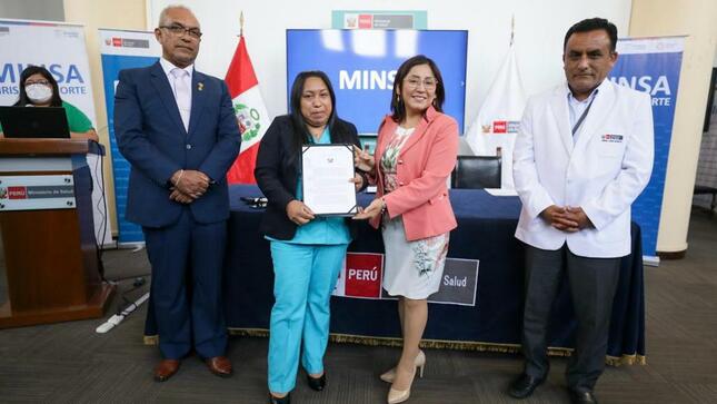 Profesionales de la Diris Lima norte recibieron resoluciones de cambio de grupo ocupacional y de línea de carrera