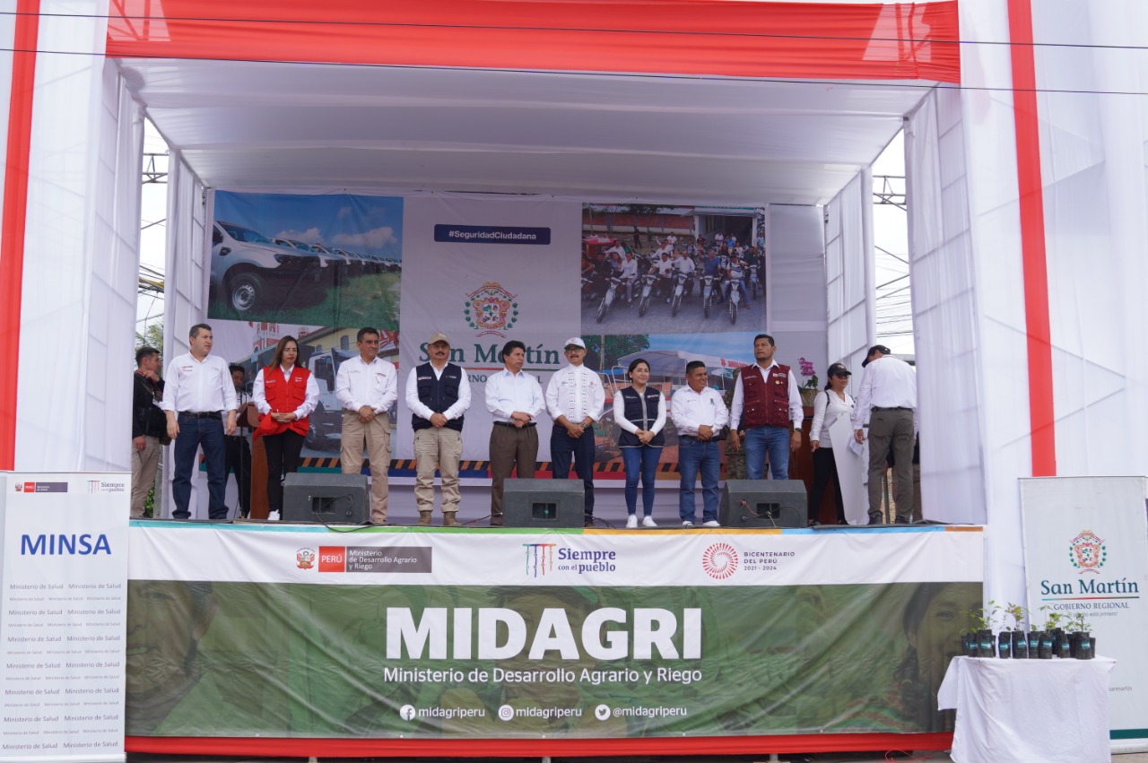Autoridades presentes en la ceremonia protocolar de entrega de camionetas para las municipalidades destinadas a las rondas campesinas