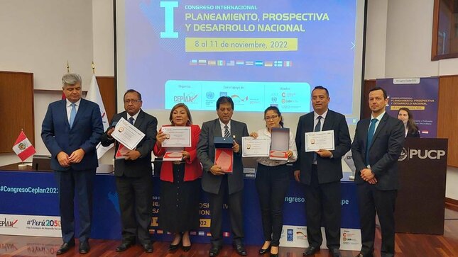 Presidente del Ceplan y Secretario General de la PCM junto a los mejores equipos de planeamiento premiados en las categorías ministerios, gobiernos regionales y municipalidades