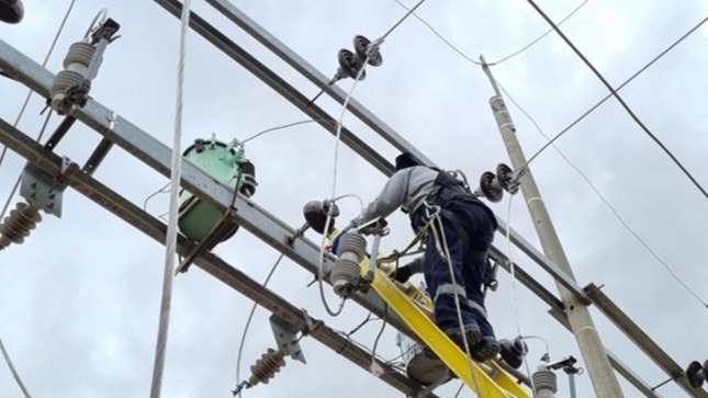 En la imagen está un técnico reparando los cables del sistema eléctrico