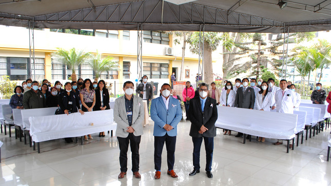 Imagen del Director del Hospital Cayetano en la ceremonia del 26 aniversario de la Unidad Oncologica del referido nosocomio