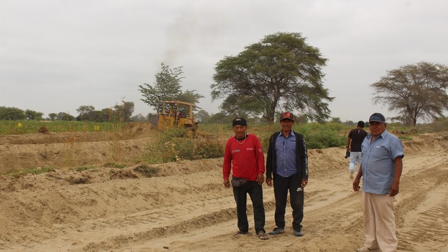 Maquinaria Realiza Trabajos en Terreno Agrícola