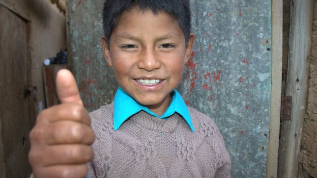 Niño usuario del programa contigo alzando el pulgar arriba