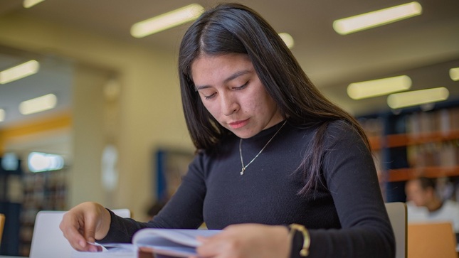 Talento del Pronabec estudiando