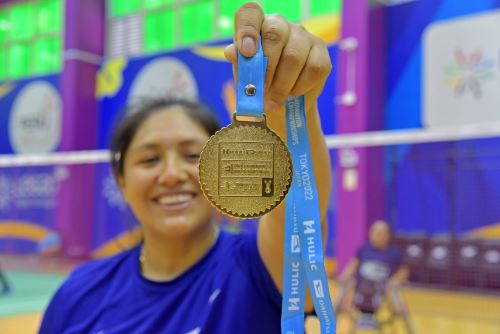 Pilar Jauregui muestra su medalla de oro