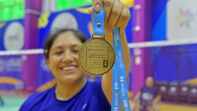 Pilar Jauregui muestra su medalla de oro