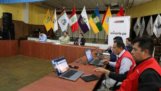 En primera plana de la foto: Especialistas del MEF