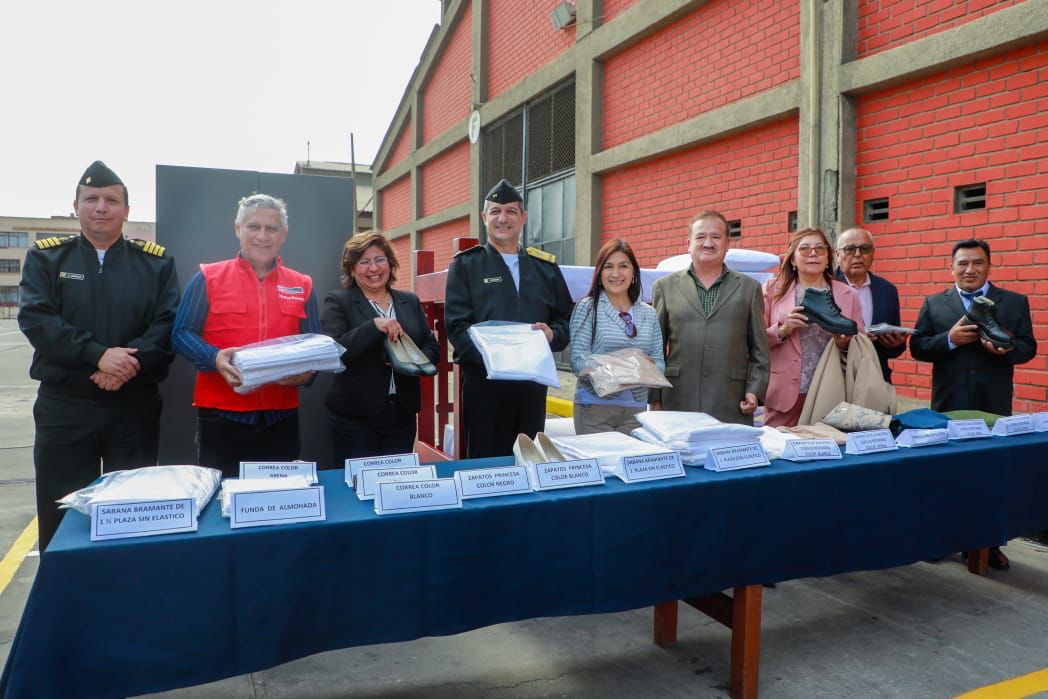 Entrega de bienes para la Marina de Guerra del Perú