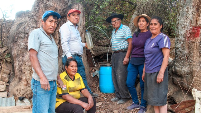 Equipo del C.P. de primorpampa que realizó la elaboración orgánica de Biocida, Biol y Comspost. 