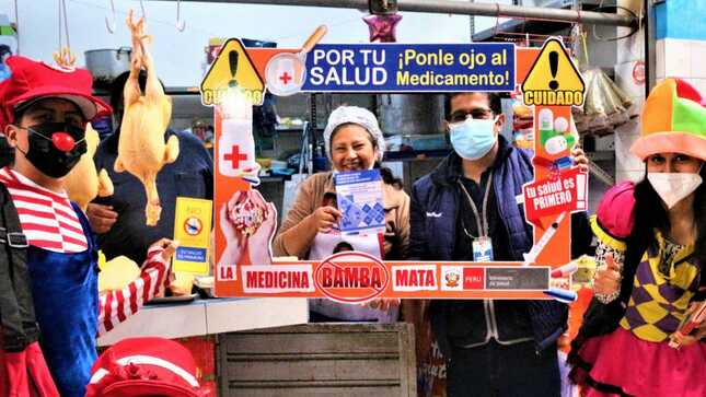 Especialistas de la Digemid recorren mercados y enseñan a cómo evitar comprar medicamentos de procedencia ilegal