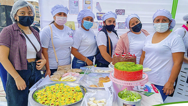 Madres exponen trabajos de repostería por aniversario de La Victoria