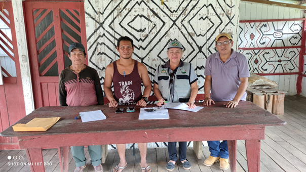 Directivos y comuneros de la Comunidad Nativa Belgica