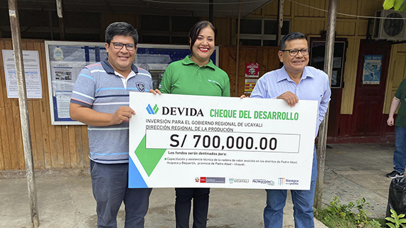 Fotografía de la entrega del cheque del desarrollo