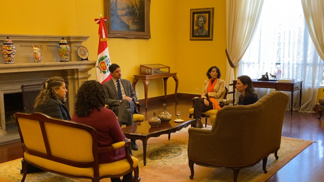 Reunión con familiares de Blanca Arellano en la Embajada de México