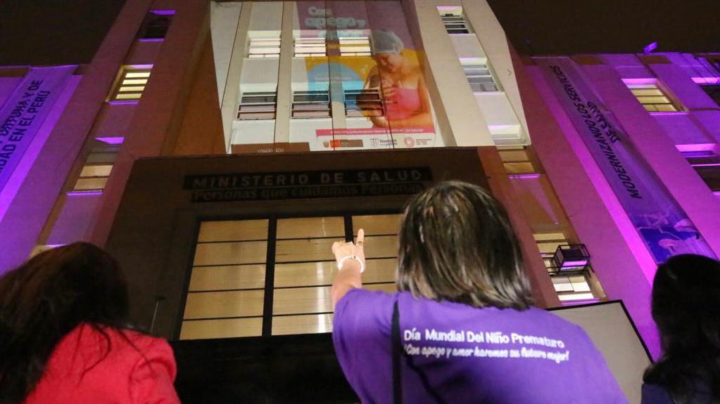 Frontis del Minsa se iluminó de morado por el Día Mundial de Niño Prematuro
