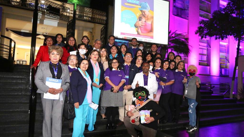 Frontis del Minsa se iluminó de morado por el Día Mundial de Niño Prematuro