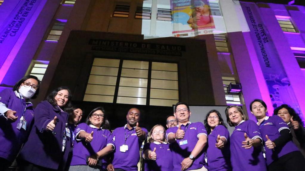 Frontis del Minsa se iluminó de morado por el Día Mundial de Niño Prematuro