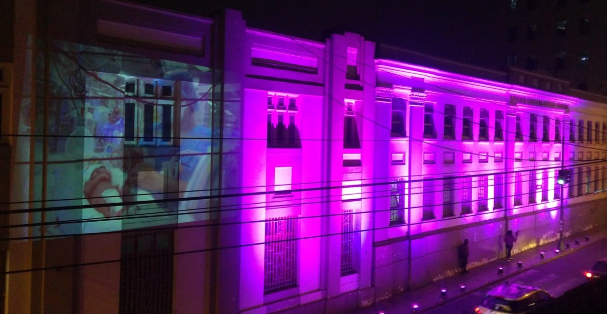 Frontis iluminado con imágenes de atención en Neonatología