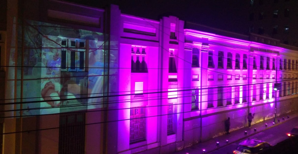 Frontis iluminado con imágenes de atención en Neonatología 