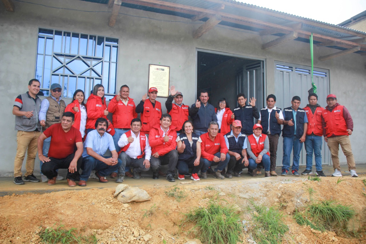 Representantes del Ministerio de Vivienda y de la comunidad juntos para la foto