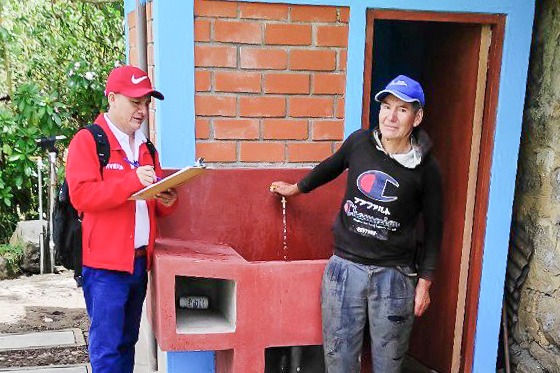 Poblador beneficiario hace uso del servicio de agua potable